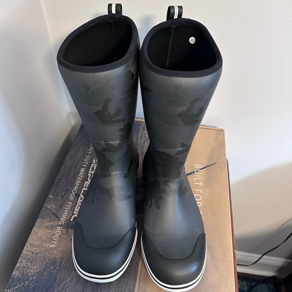 Pelagic long shore fishing boots men’s size women’s size 8 new in box